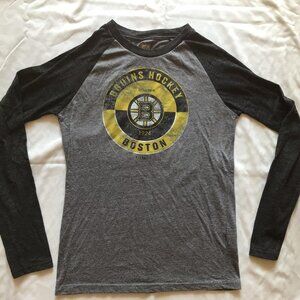 Kids Boston Bruins Long Sleeved Distressed T-shirt Size Large